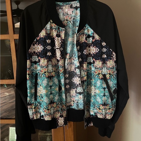 XL Floral bomber jacket. Very lightweight w pockets. Elastic cuffs & waist. EUC - Picture 2 of 9